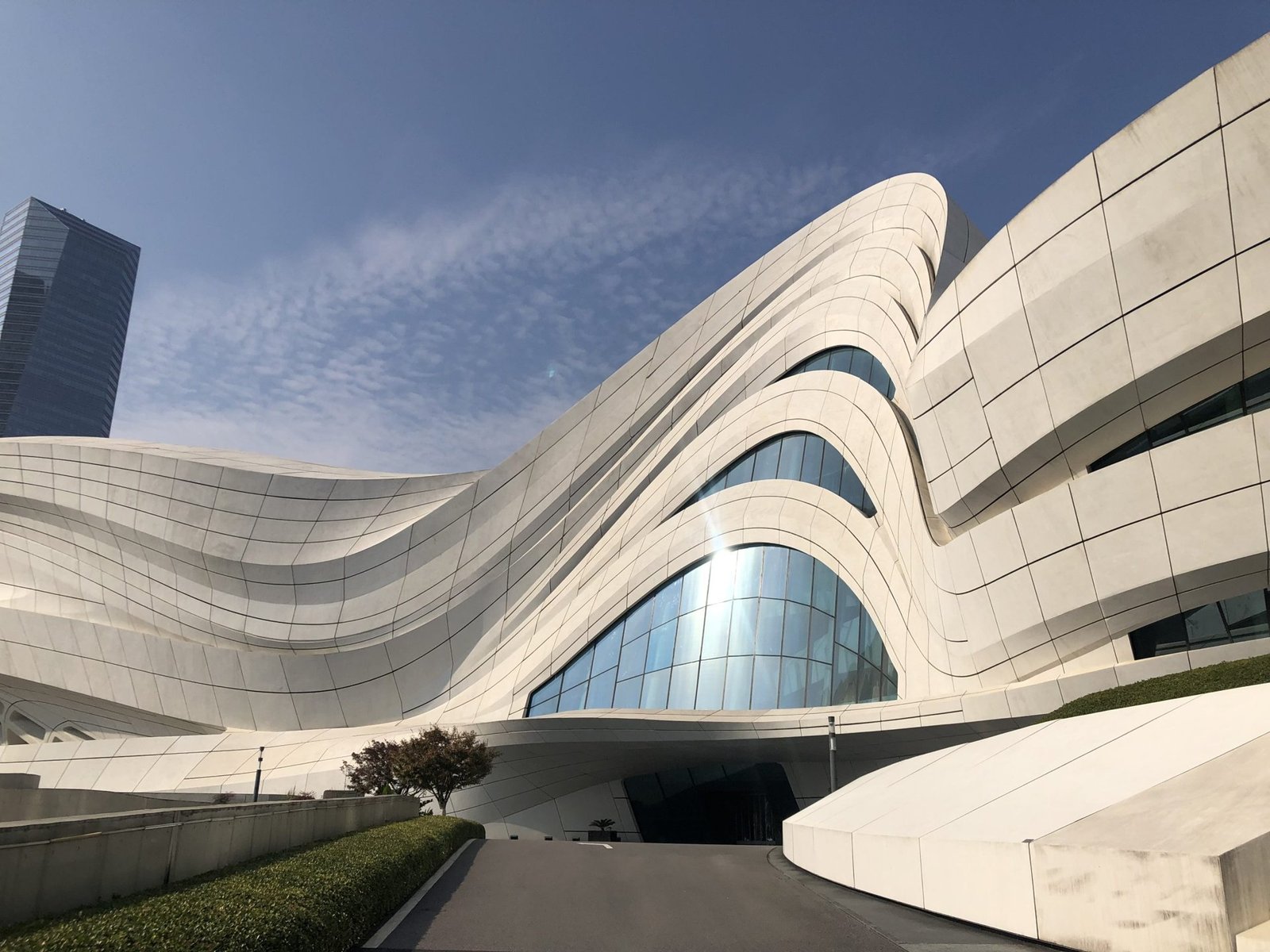 Meixihu Culture & Art Center white curved elements, Changsha