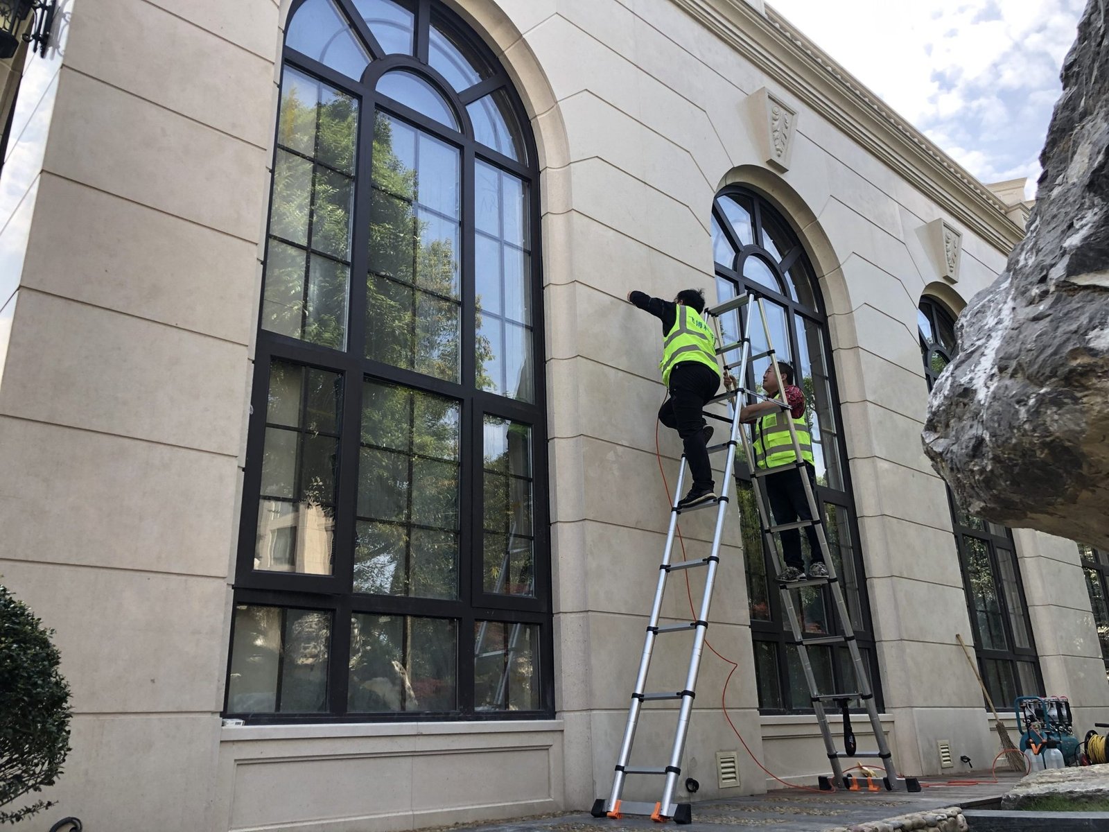 Villa arched-window glass self-cleaning